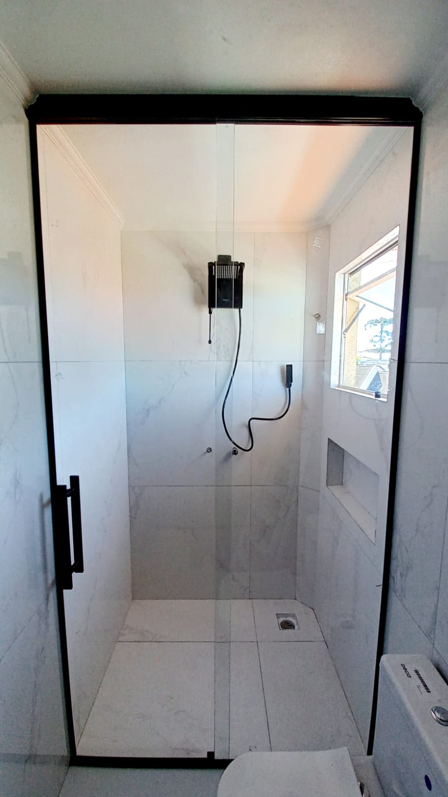 box de vidro incolor até o teto